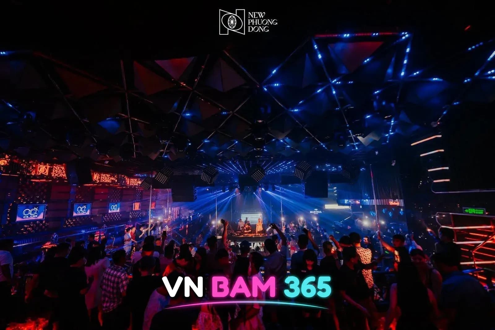 다낭 뉴오리엔탈(뉴프엉동) 나이트클럽 메인 홀, 삼각 패턴 LED 천장 아래 DJ 무대와 조명 빔