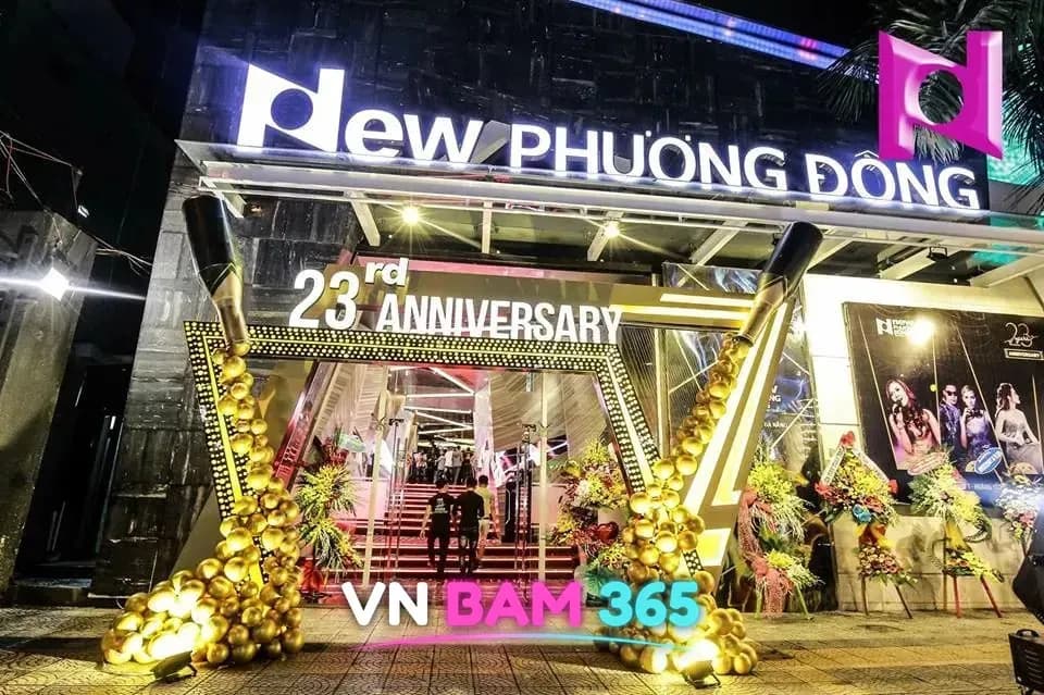 다낭 뉴오리엔탈 나이트클럽 야간 입구, NEW PHƯƠNG ĐÔNG 간판과 23rd ANNIVERSARY 장식 게이트