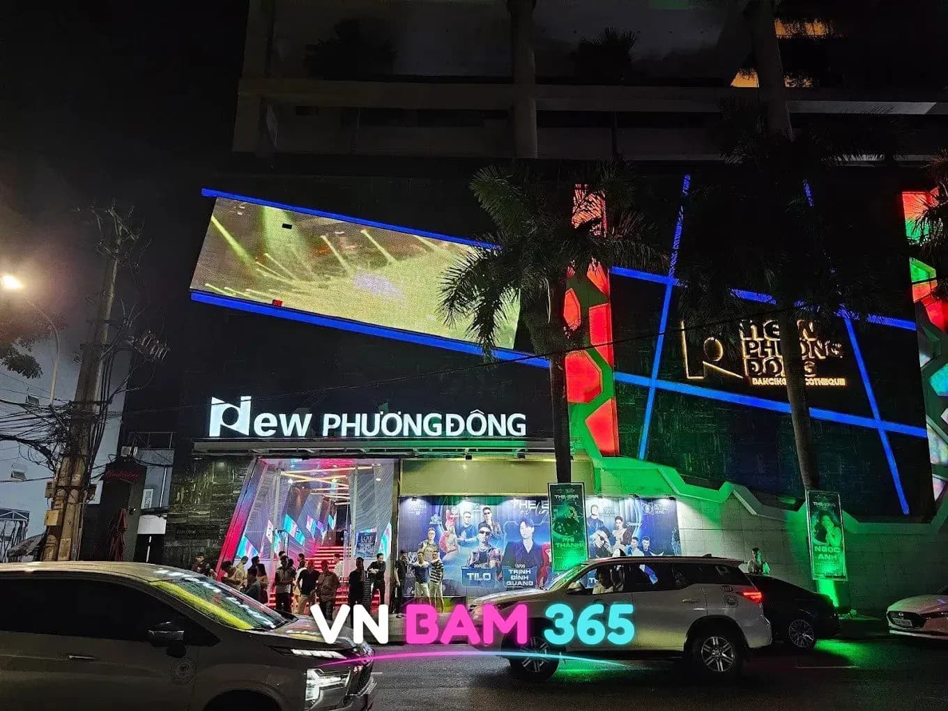 다낭 뉴오리엔탈 나이트클럽 건물 야간 외관, NEW PHƯƠNG ĐÔNG 간판과 대형 LED 스크린 외벽