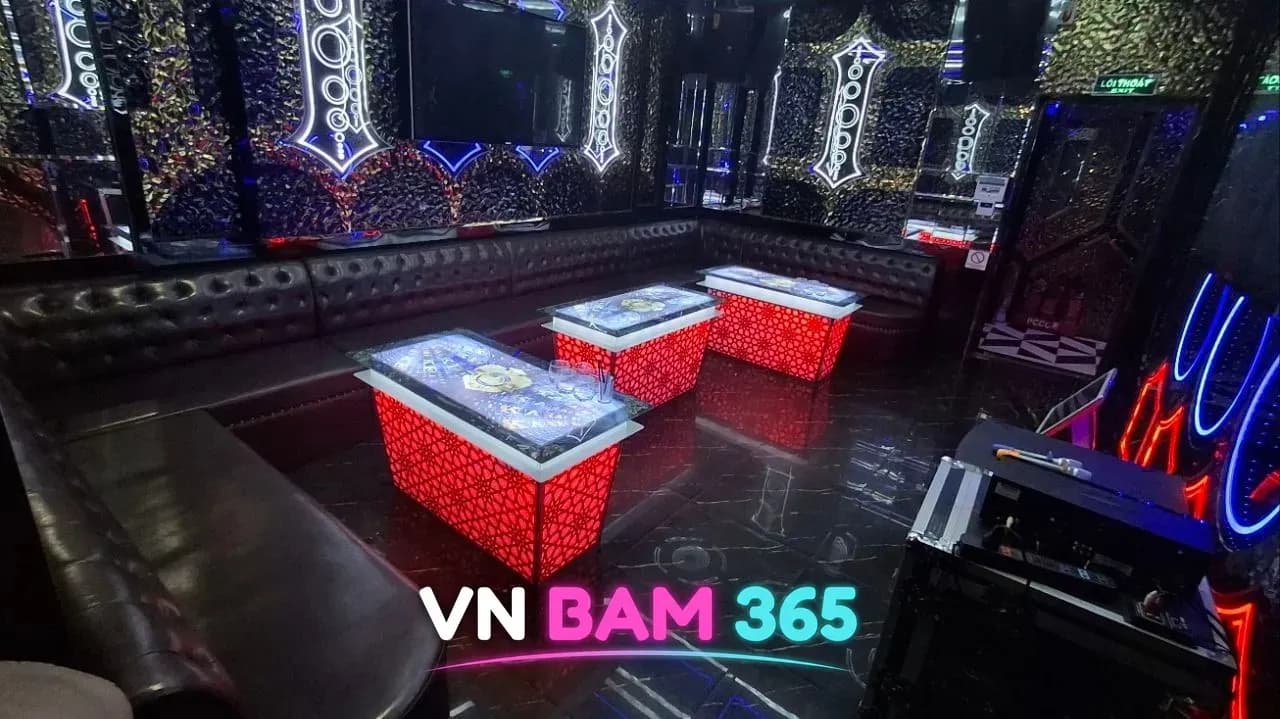 나트랑 아노바 가라오케 룸, 레드 LED 테이블과 흰 네온 장식 벽