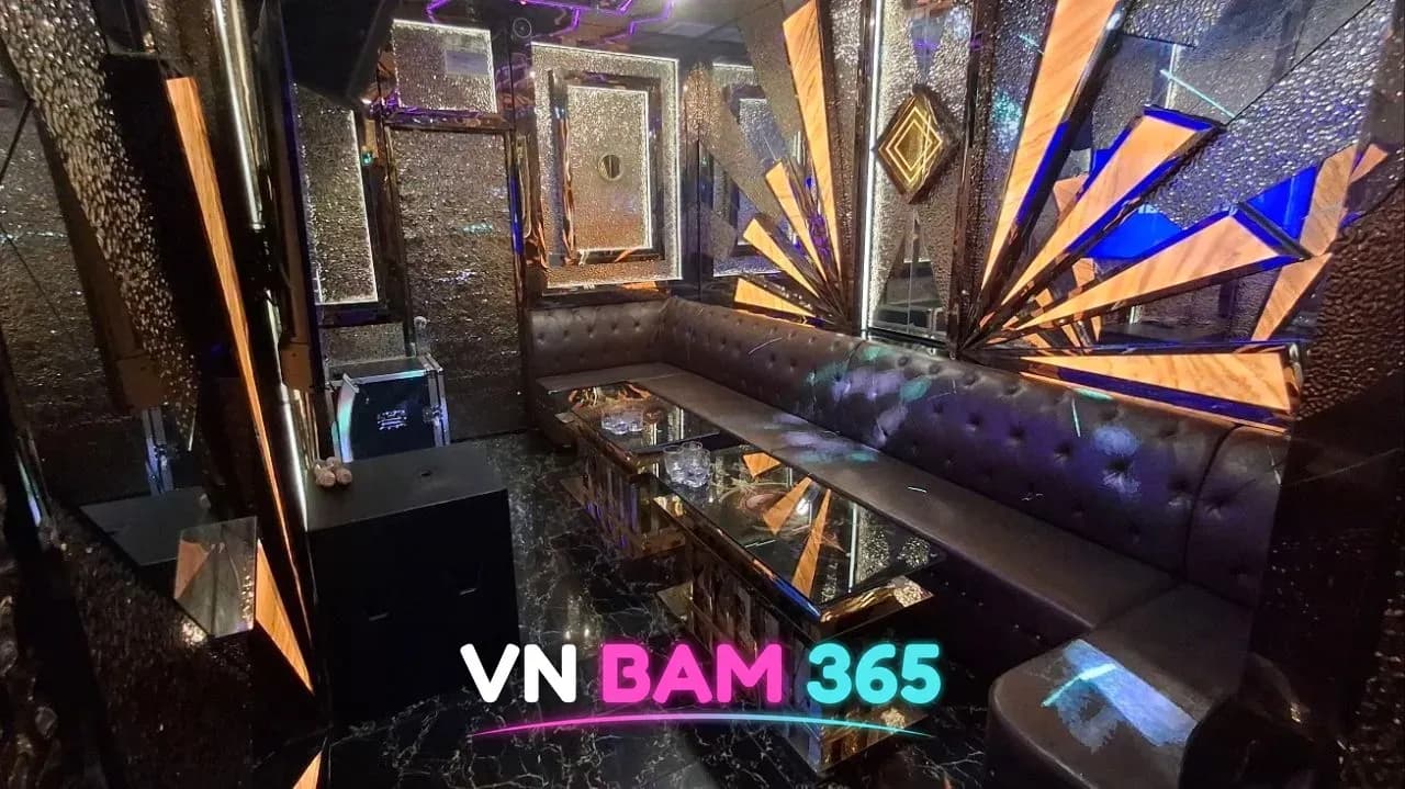 나트랑 아노바 가라오케 룸, 골드 미러 부채꼴 벽 장식과 가죽 소파