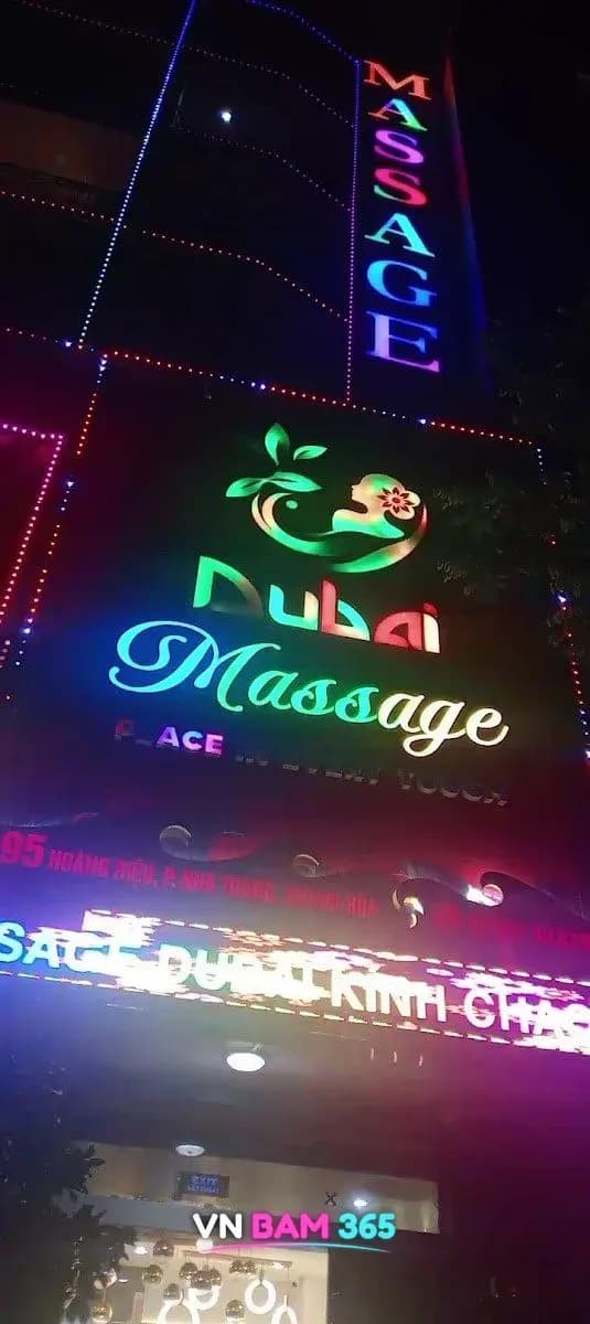 나트랑 두바이 마사지 야간 외관, 세로 MASSAGE 네온과 Dubai Massage 간판