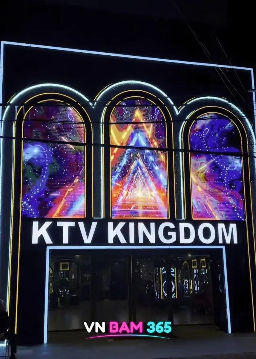 나트랑 킹덤 가라오케 야간 외관, 아치형 LED 창과 KTV KINGDOM 간판