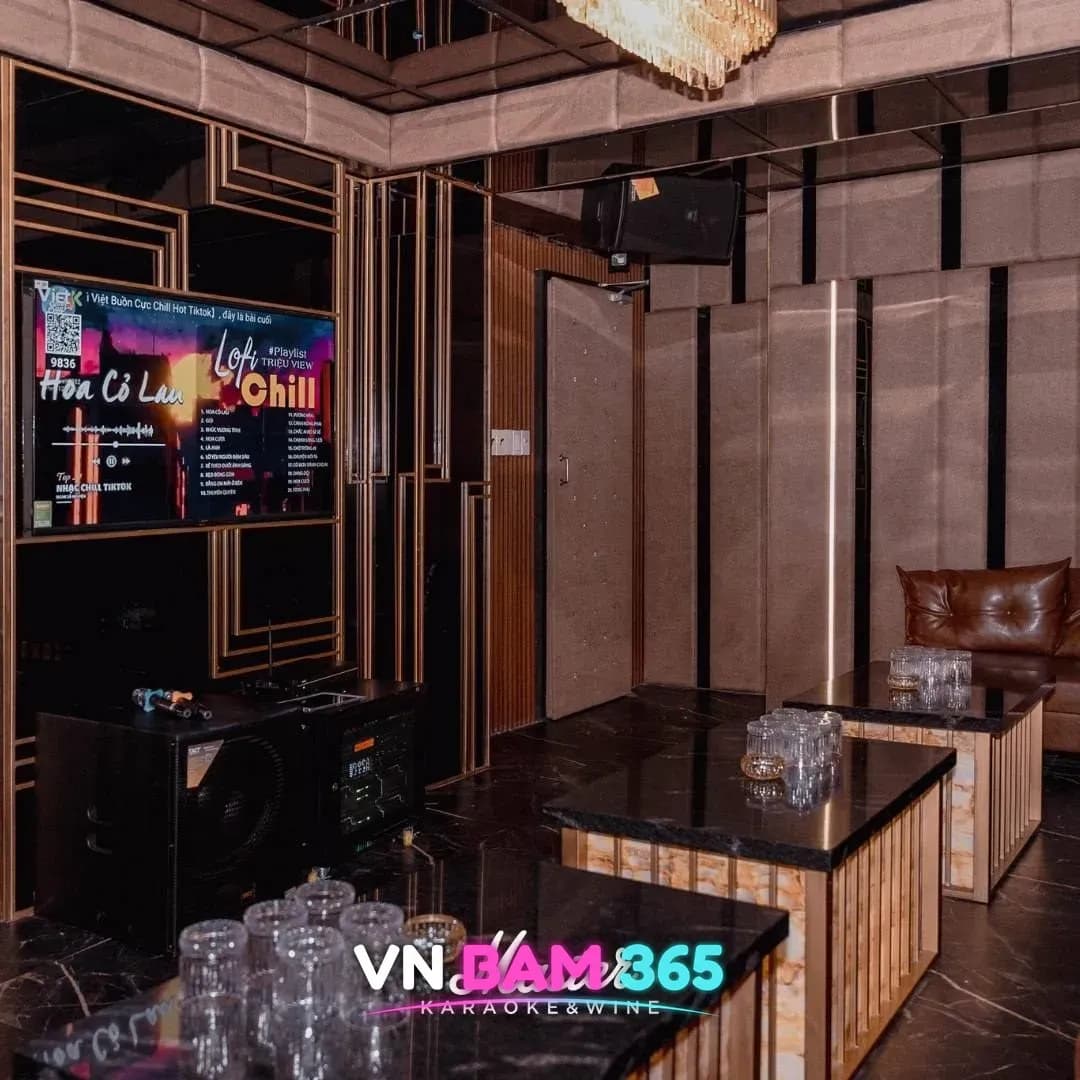 나트랑 마스터 가라오케 룸, 대리석 테이블 위 유리잔과 노래방 화면, Master KARAOKE&WINE 로고