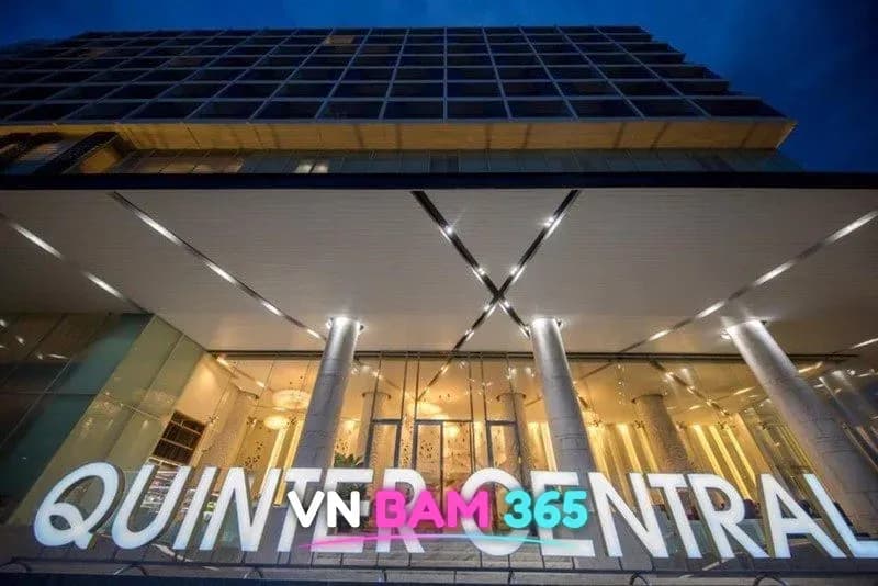 나트랑 퀸터 센트럴 호텔 정문 위 QUINTER CENTRAL 간판 야경