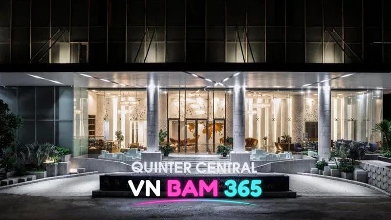 나트랑 퀸터 센트럴 호텔 야간 정문, QUINTER CENTRAL 표지석과 조명 켜진 로비