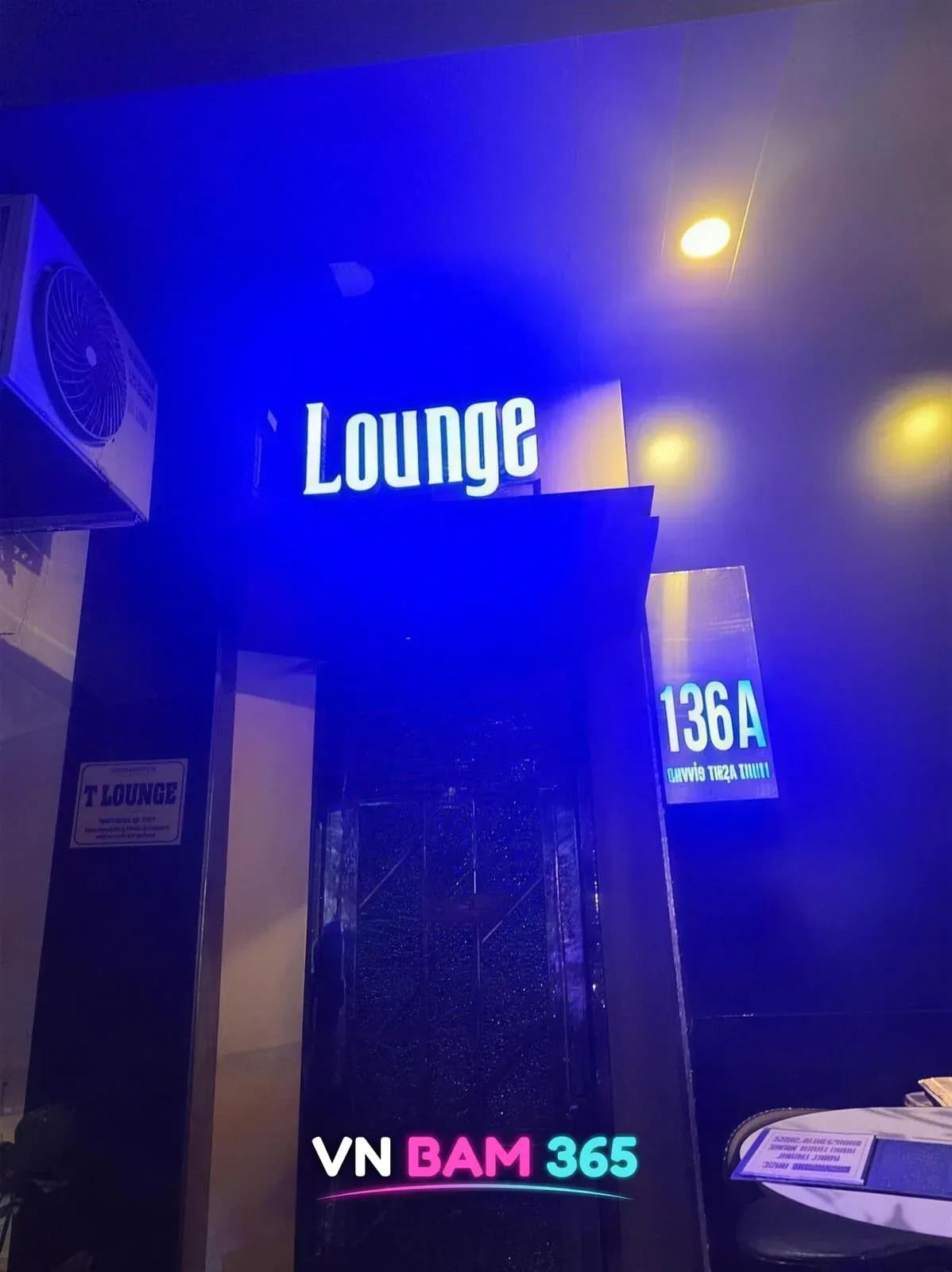 나트랑 티라운지 바 야간 입구, 파란 조명 Lounge 간판과 136A 번지 표지