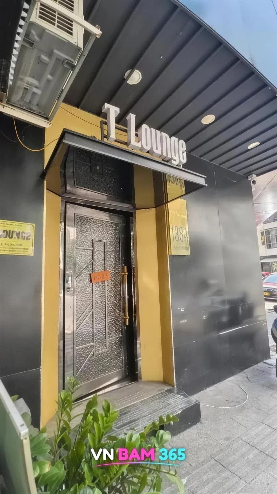 나트랑 티라운지 바 주간 입구, T Lounge 간판과 금색 문틀의 철문