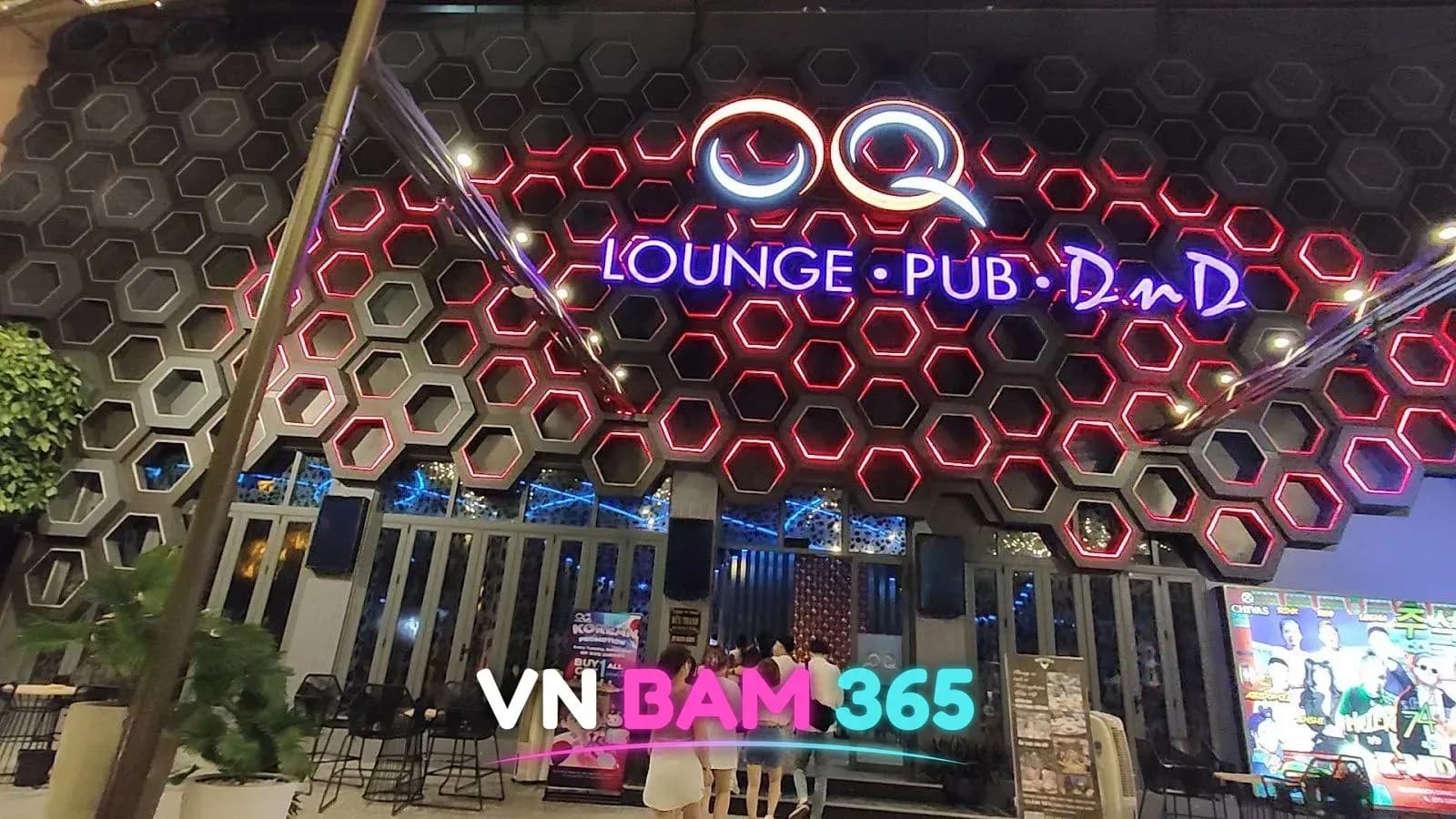 다낭 OQ 클럽 야간 정면, 붉은 육각형 LED 외벽과 OQ LOUNGE·PUB·DnD 간판