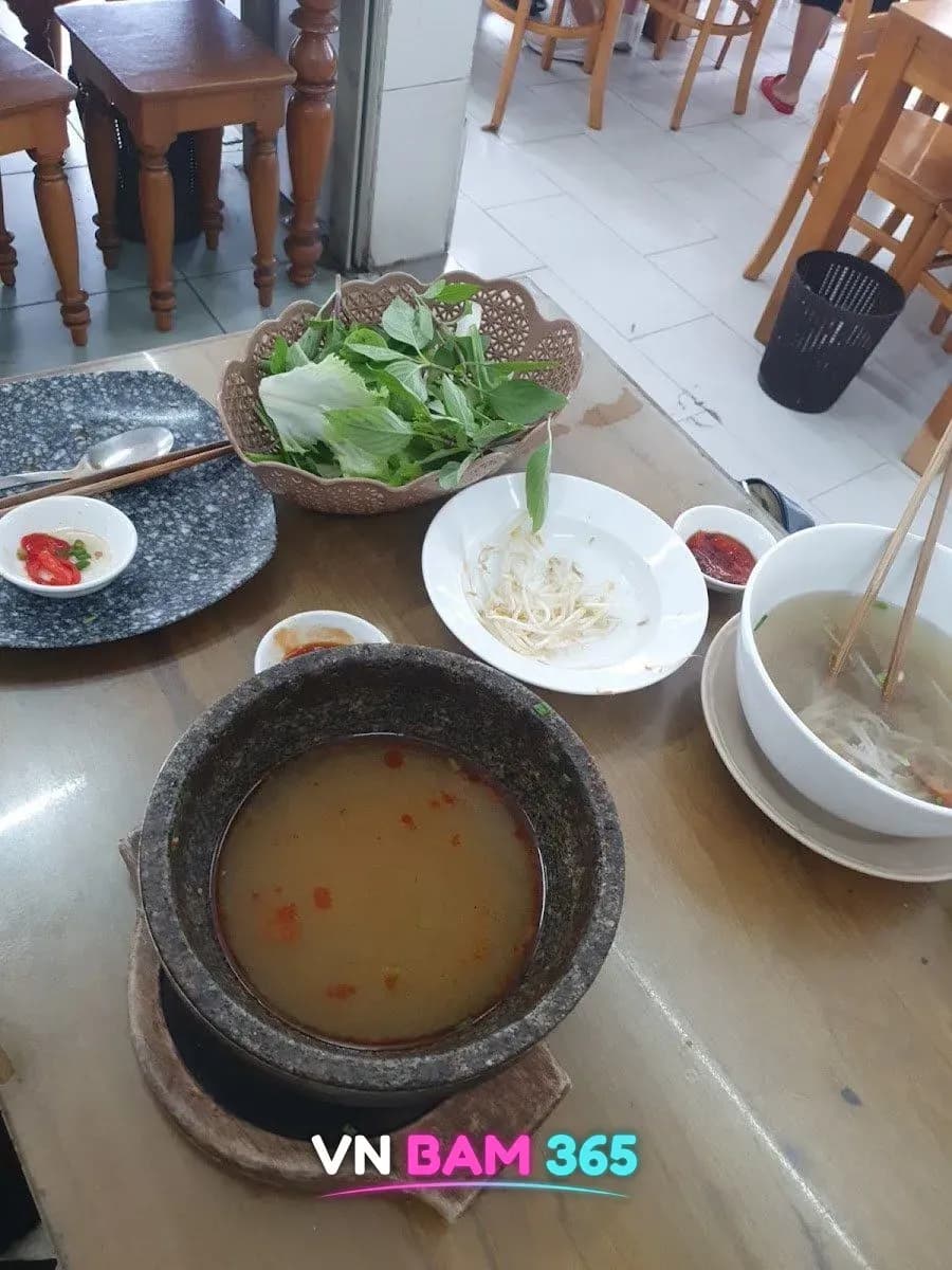 나트랑 퍼 홍 쌀국수 상차림, 돌솥 육수와 허브 바구니·숙주·칠리 소스