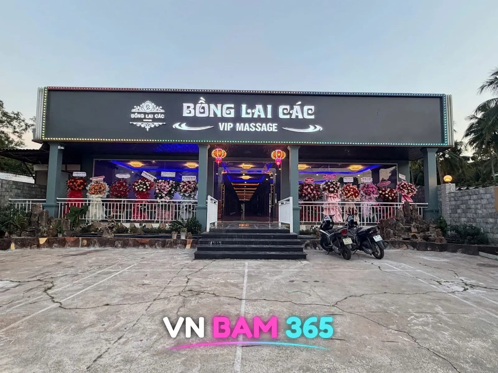 푸꾸옥 봉래각 마사지 단층 건물의 「BỒNG LAI CÁC VIP MASSAGE」 간판과 입구 계단, 개업 축하 화환