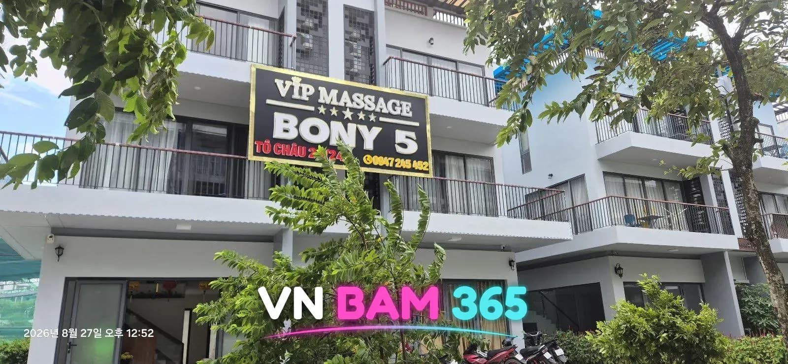 푸꾸옥 보니5 VIP 마사지 주간 외관, 흰 건물 2층의 「VIP MASSAGE BONY 5」 검은 간판