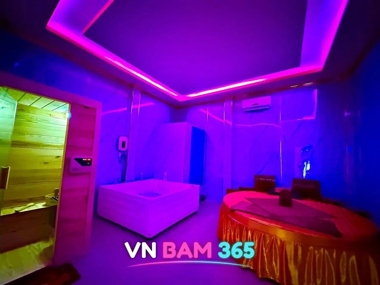 푸꾸옥 보니스파 VIP 룸의 원목 사우나 부스, 흰색 욕조와 원형 마사지 베드