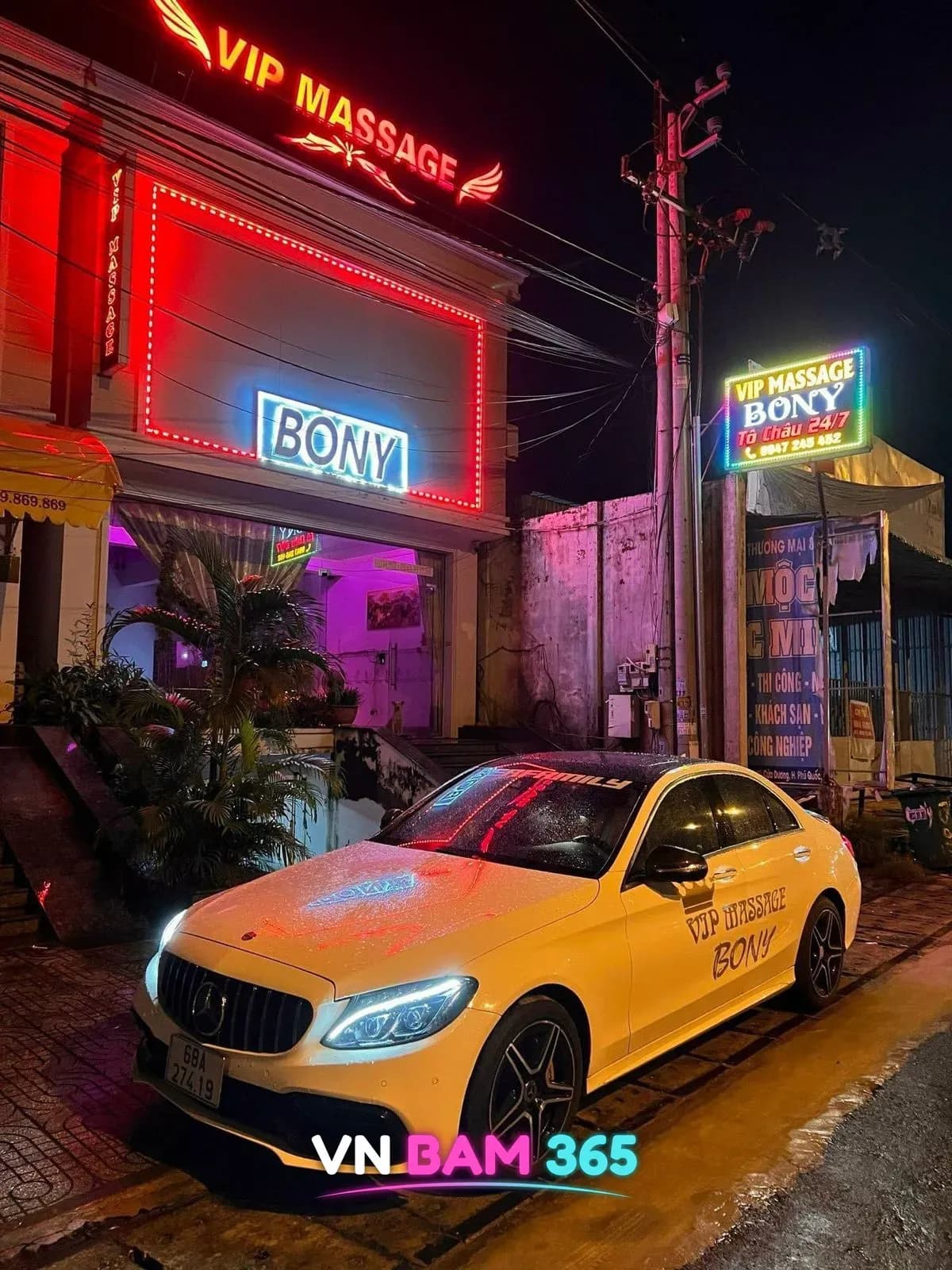 푸꾸옥 보니스파 야간 외관의 VIP MASSAGE BONY 간판과 흰색 승용차