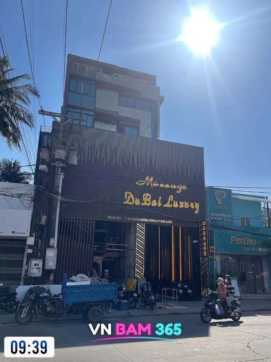 푸꾸옥 두바이 마사지 주간 건물 외관, 35 Trần Hưng Đạo 대로변의 Massage DuBai Luxury 간판