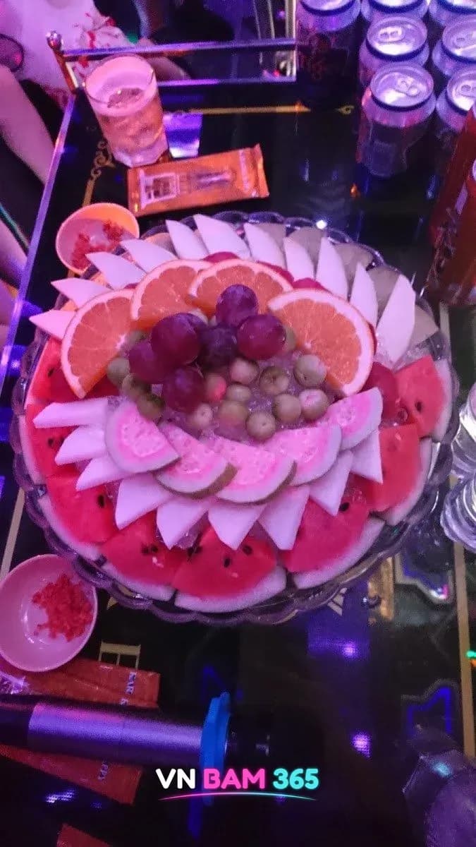 푸꾸옥 해피 가라오케 테이블의 수박·오렌지·포도 과일 플래터