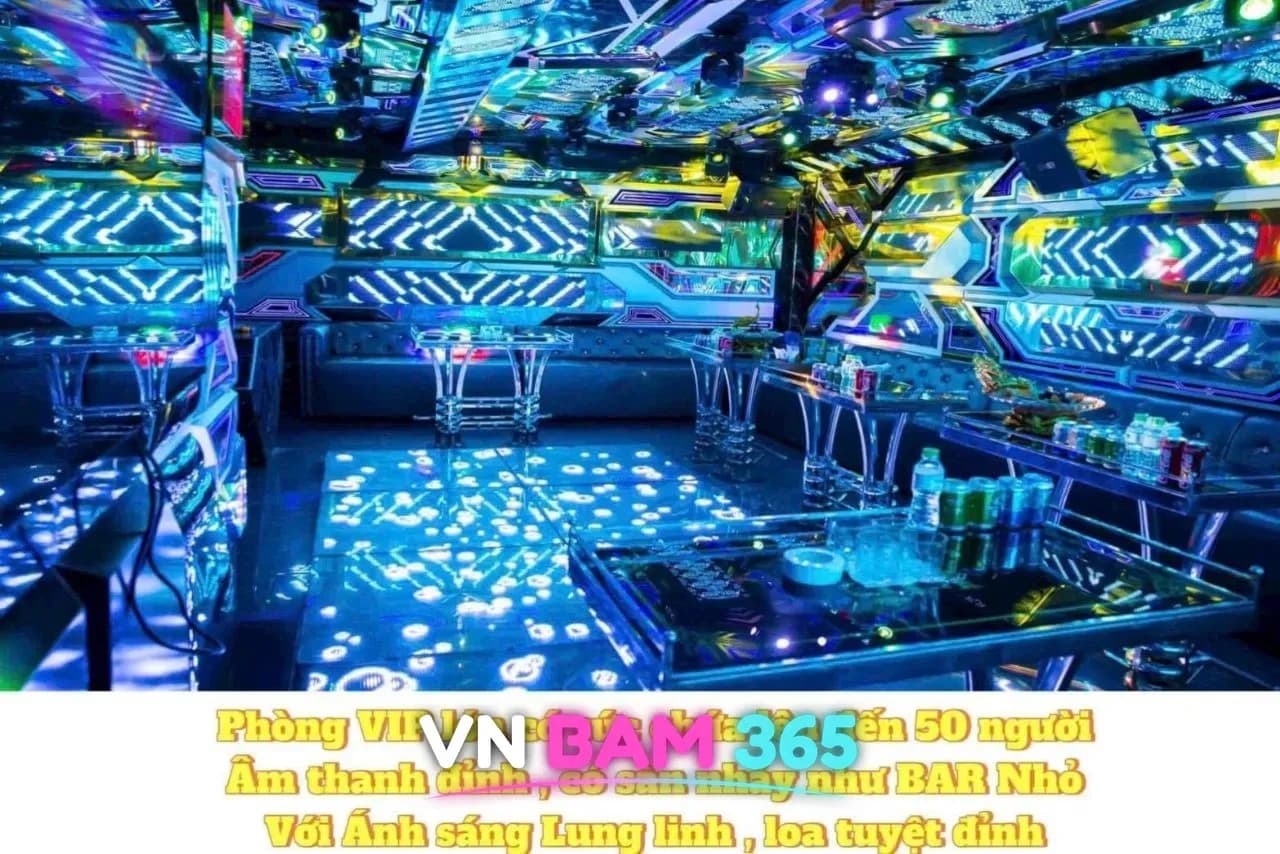 푸꾸옥 해피 가라오케 대형 VIP 룸의 청록 LED 조명과 유리 테이블