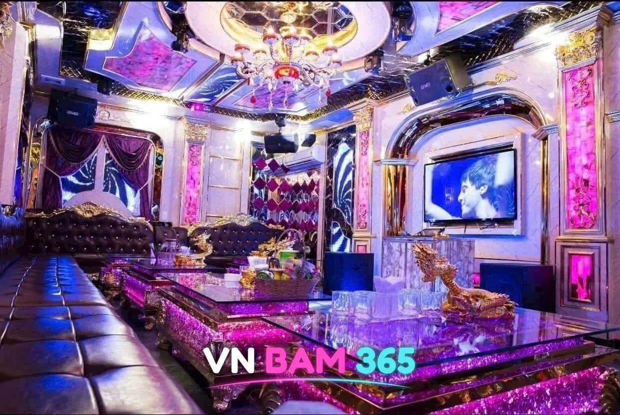 푸꾸옥 해피 가라오케 샹들리에와 분홍 조명 테이블이 있는 VIP 룸
