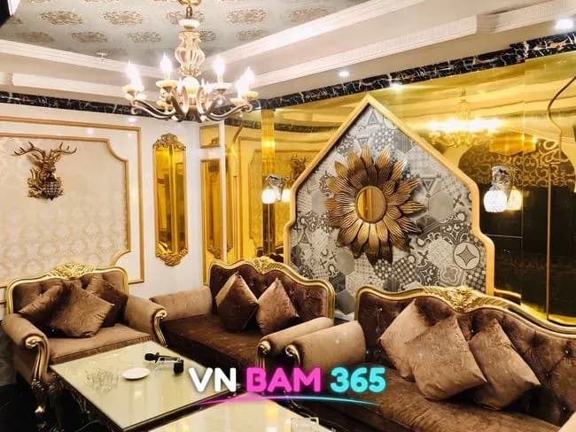 푸꾸옥 킹 가라오케 샹들리에와 금색 장식 벽, 갈색 벨벳 소파 VIP 룸