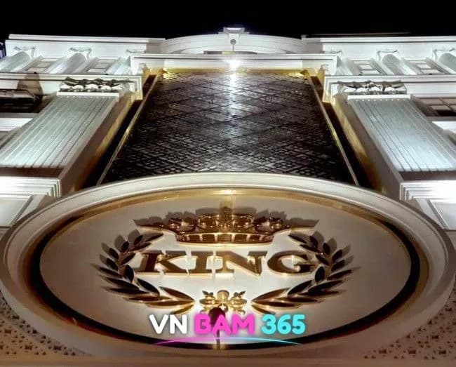 푸꾸옥 킹 가라오케 건물 정면의 왕관과 월계수 KING 로고