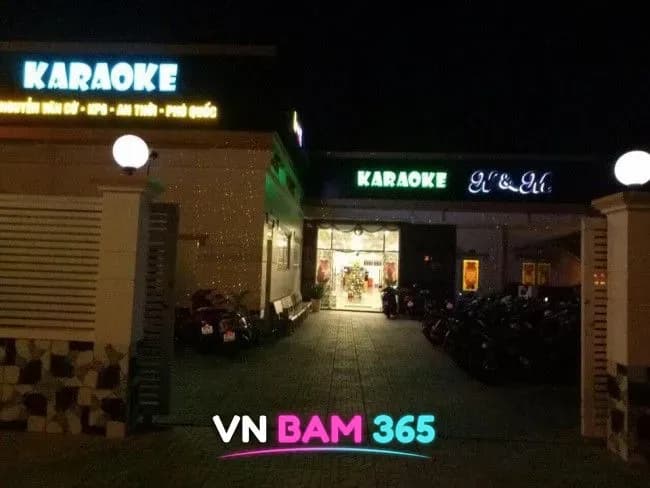 푸꾸옥 N&M 가라오케 야간 입구의 KARAOKE 네온 간판과 진입로