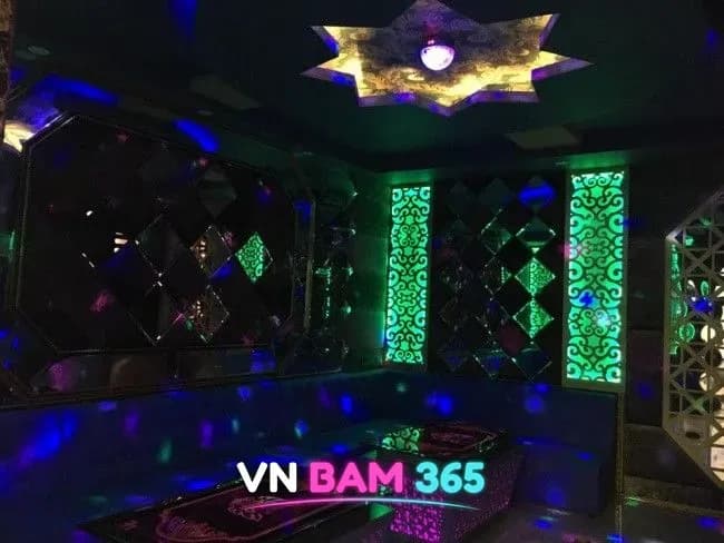푸꾸옥 N&M 가라오케 별 모양 천장과 초록 문양 조명 벽 룸