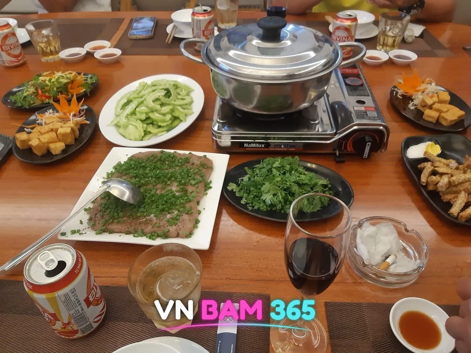 푸꾸옥 꾸옥꾸인 가라오케 식당의 여주 전골, 어묵, 두부 튀김과 맥주가 놓인 테이블