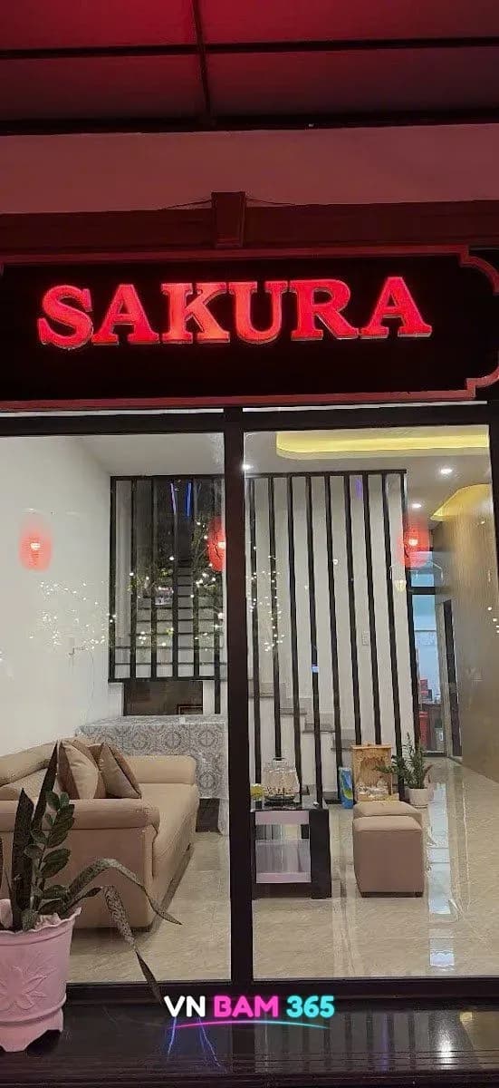 푸꾸옥 사쿠라 마사지 야간 외관, 빨간 SAKURA 간판과 유리창 너머 소파 대기 공간