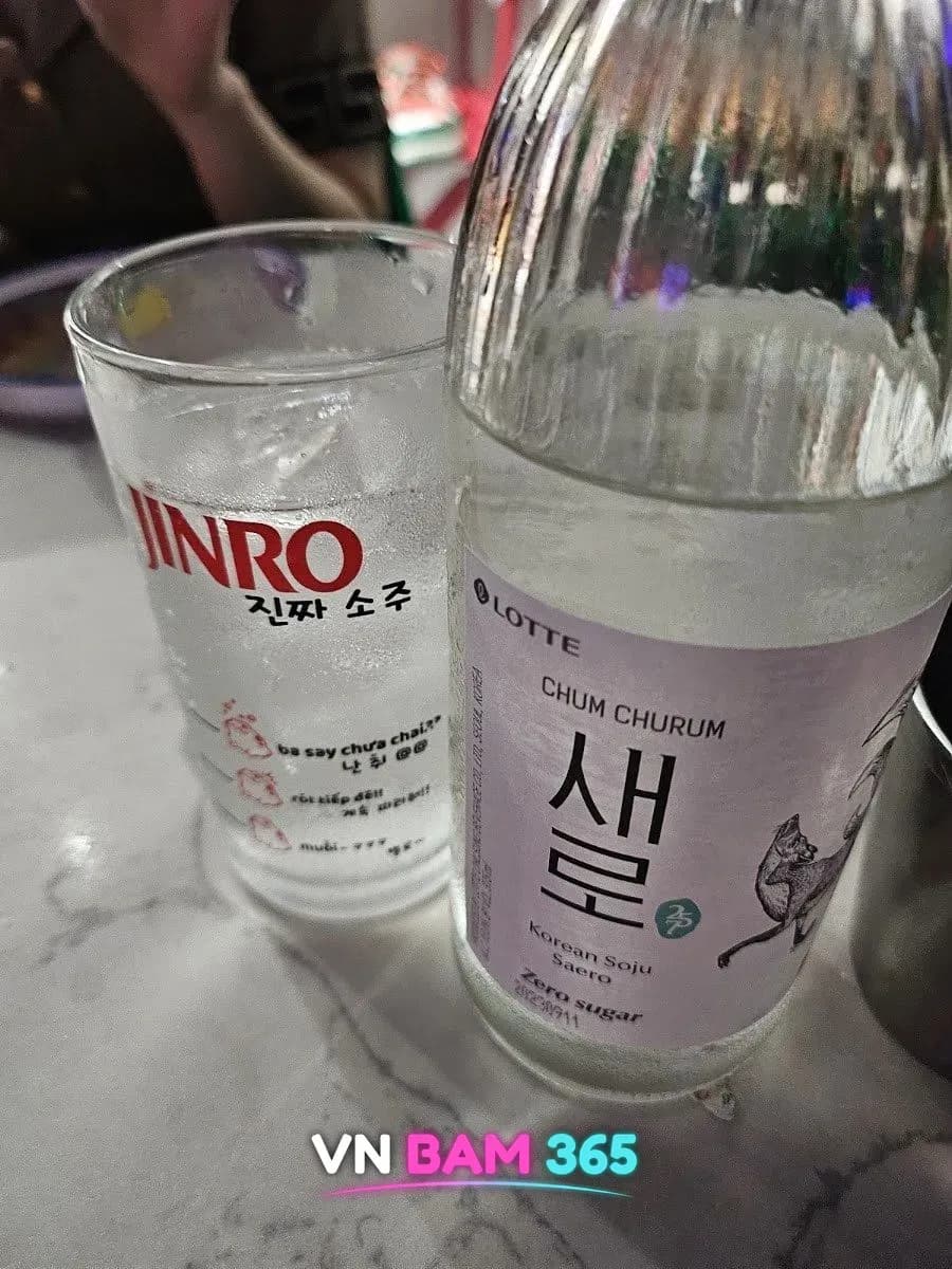호치민 1군 84콘셉트 바 테이블 위 한국 소주 새로 병과 진로 소주잔