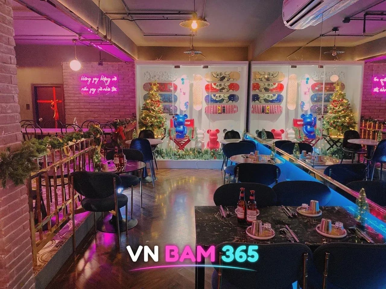 호치민 1군 84콘셉트 바 홀, 핑크 네온과 벽돌 벽, 대리석 테이블과 베어브릭 장식장