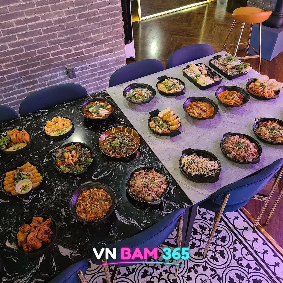 호치민 1군 84콘셉트 바 한식 안주 상차림, 떡볶이·마파두부·치킨·해물 요리가 테이블 가득