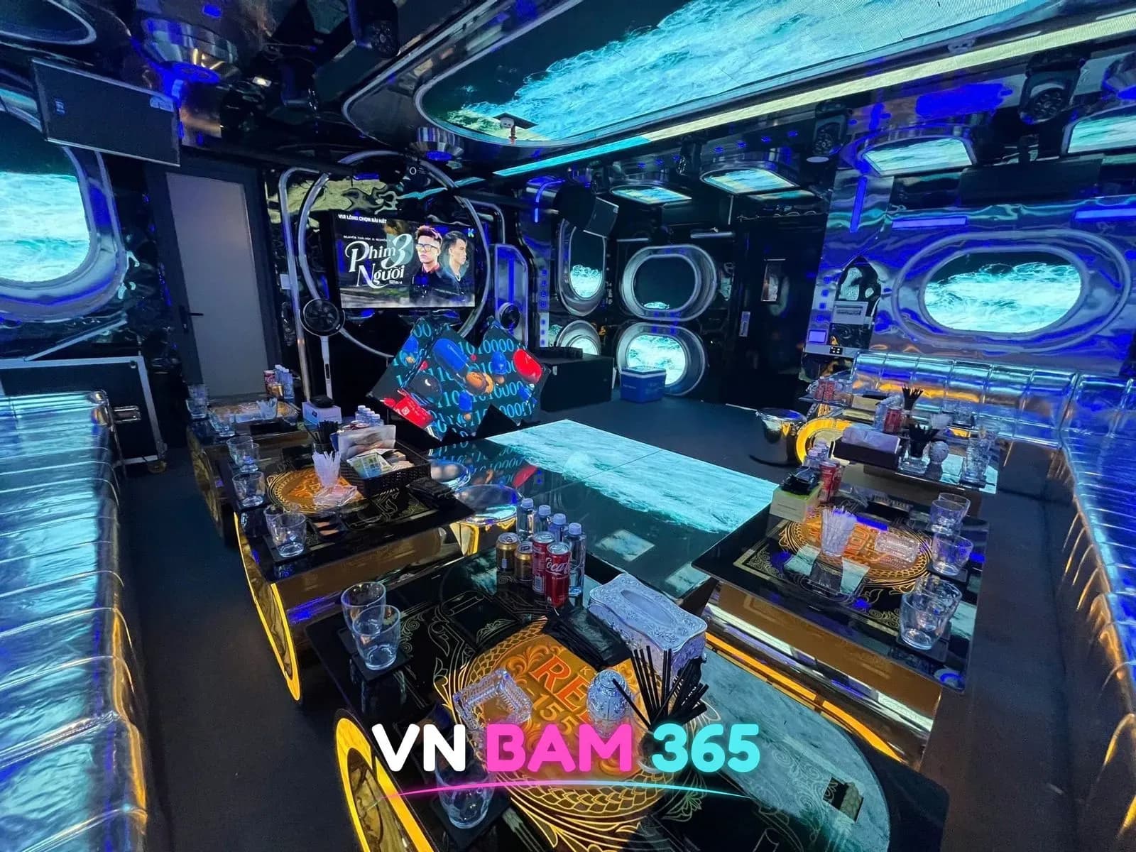 호치민 5군 RED 155 KTV 룸, 원형 창 모양 LED 벽과 RED 155 로고 테이블