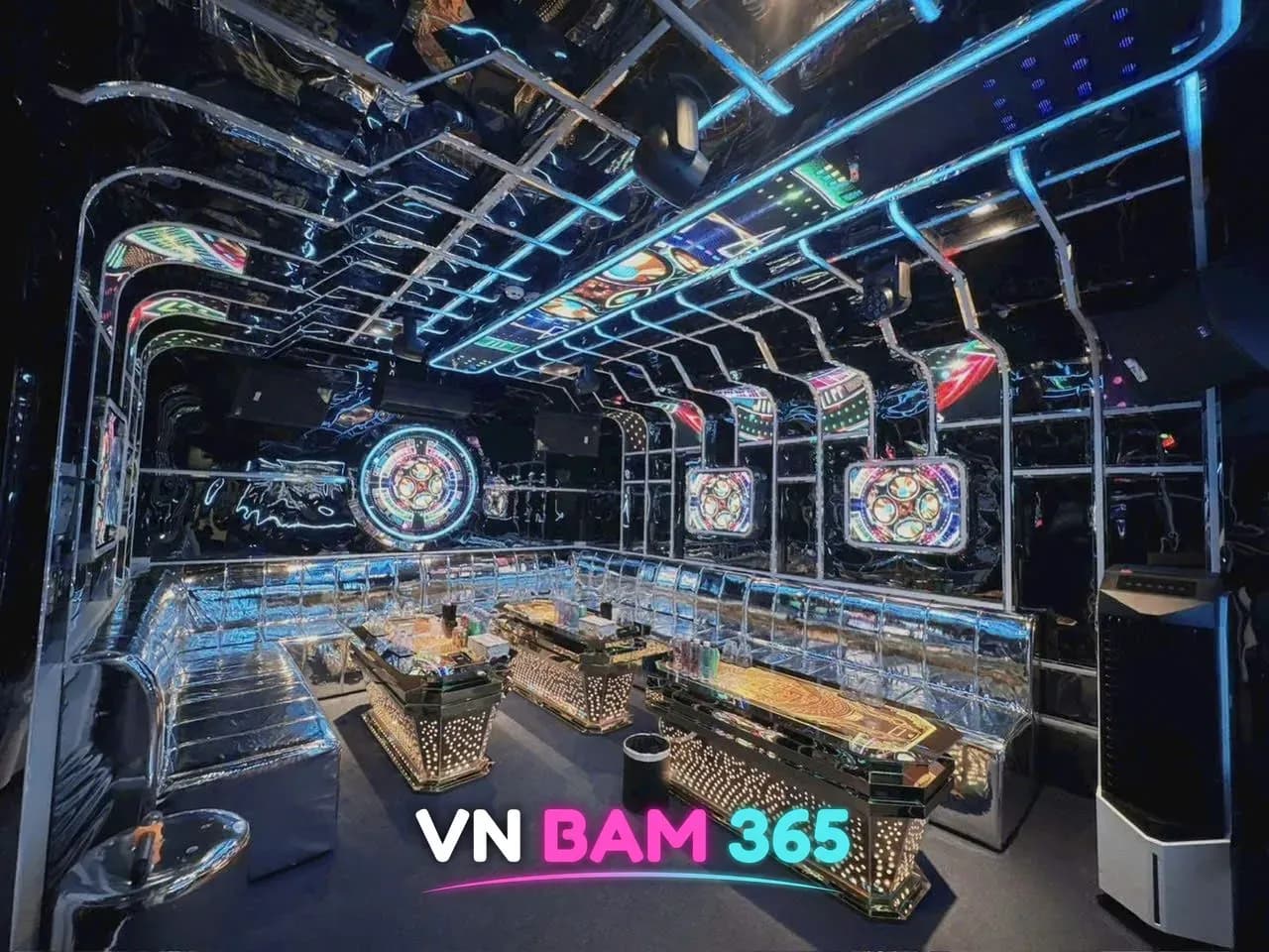 호치민 RED 155 KTV 은색 금속 마감 룸, 파란 라인 조명과 원형 장식