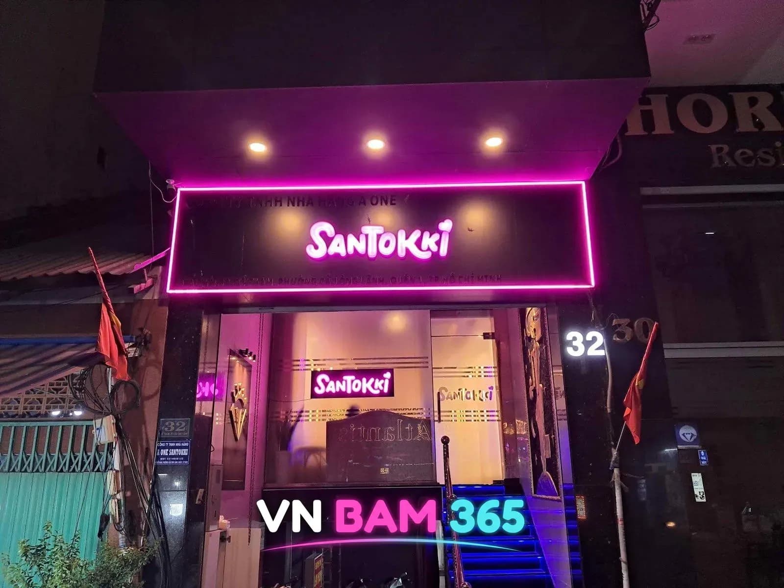 호치민 1군 32 Đề Thám 산토끼 가라오케 야간 외관, 분홍 SANTOKKI 간판과 32 번지 표시