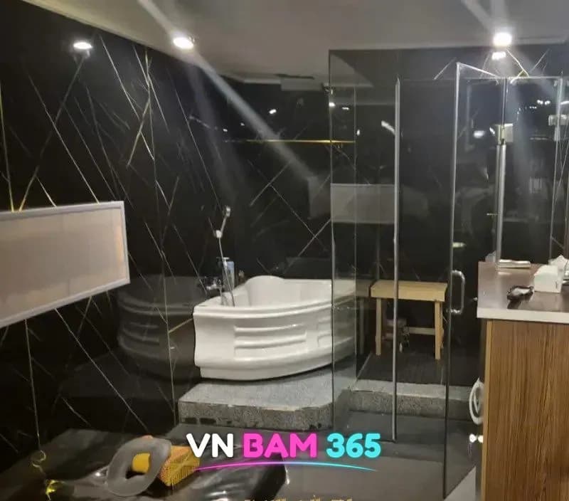 호치민 딸기 때밀이 스파 프라이빗 룸, 코너 욕조와 유리 샤워 부스, 세면대
