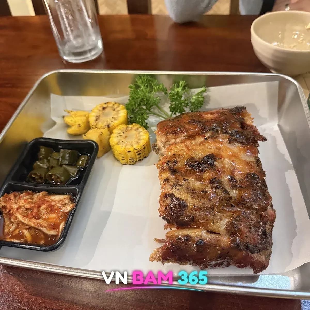 나트랑 씀모이 가든 바비큐 폭립, 구운 옥수수·김치·고추 피클 곁들임