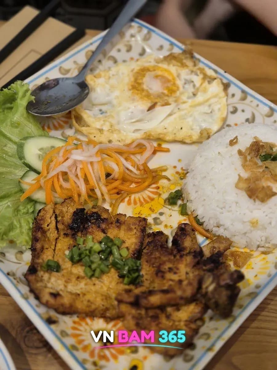 나트랑 씀모이 가든 숯불 돼지갈비 밥, 계란프라이와 무·당근 절임, 꽃무늬 접시
