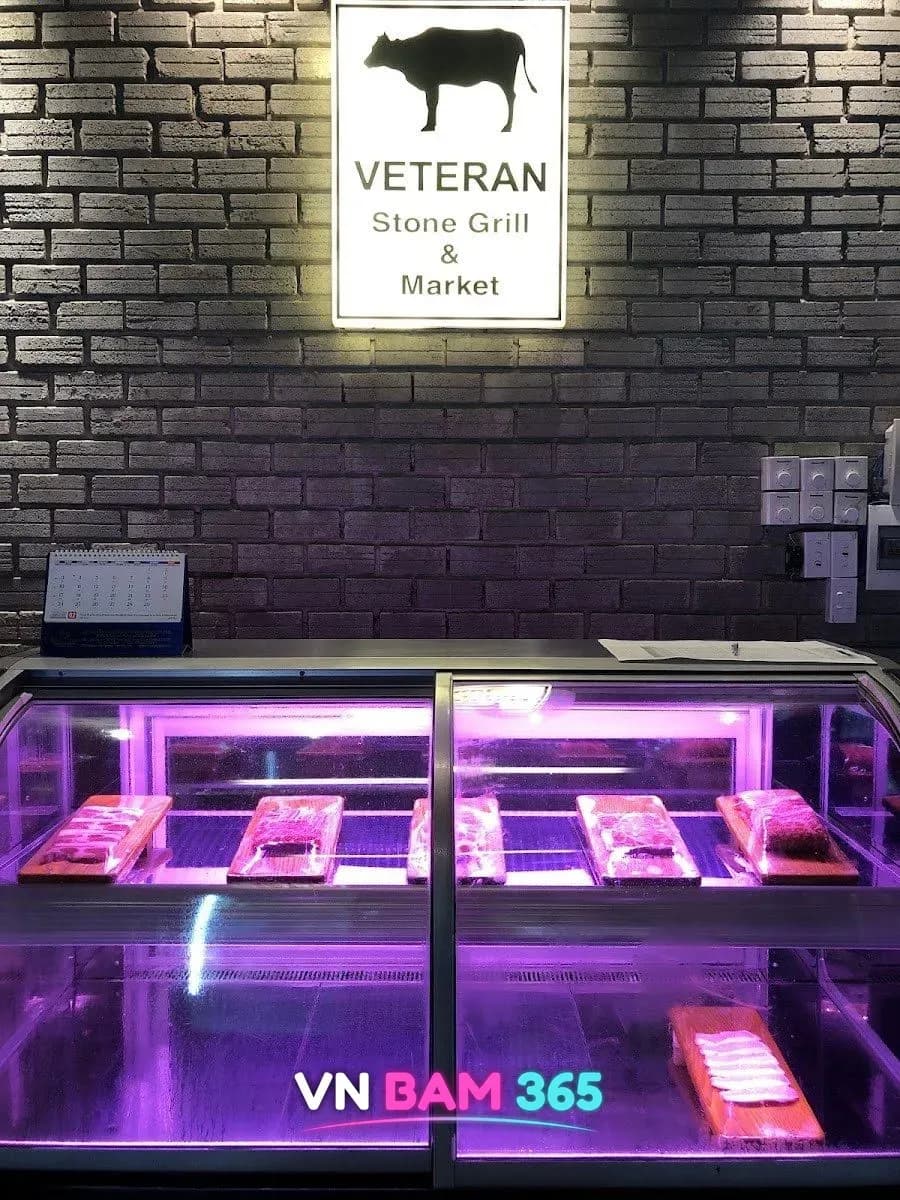 다낭 베테랑 레스토랑 고기 진열 냉장고, VETERAN Stone Grill & Market 간판과 벽돌 벽