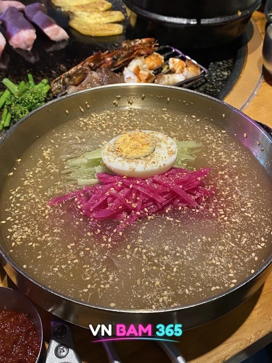 다낭 베테랑 레스토랑 살얼음 육수 물냉면, 삶은 달걀과 무절임 고명