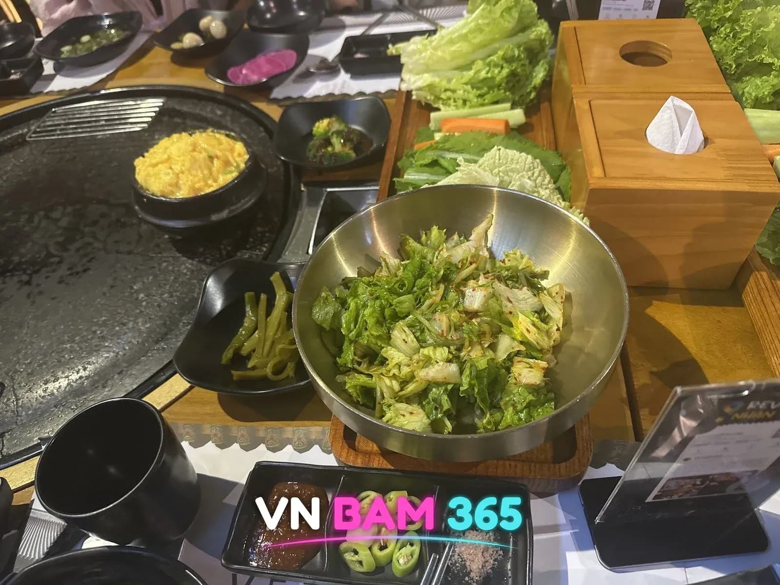 다낭 베테랑 레스토랑 상차림, 돌판 그릴 옆 겉절이와 쌈채소, 계란찜과 쌈장