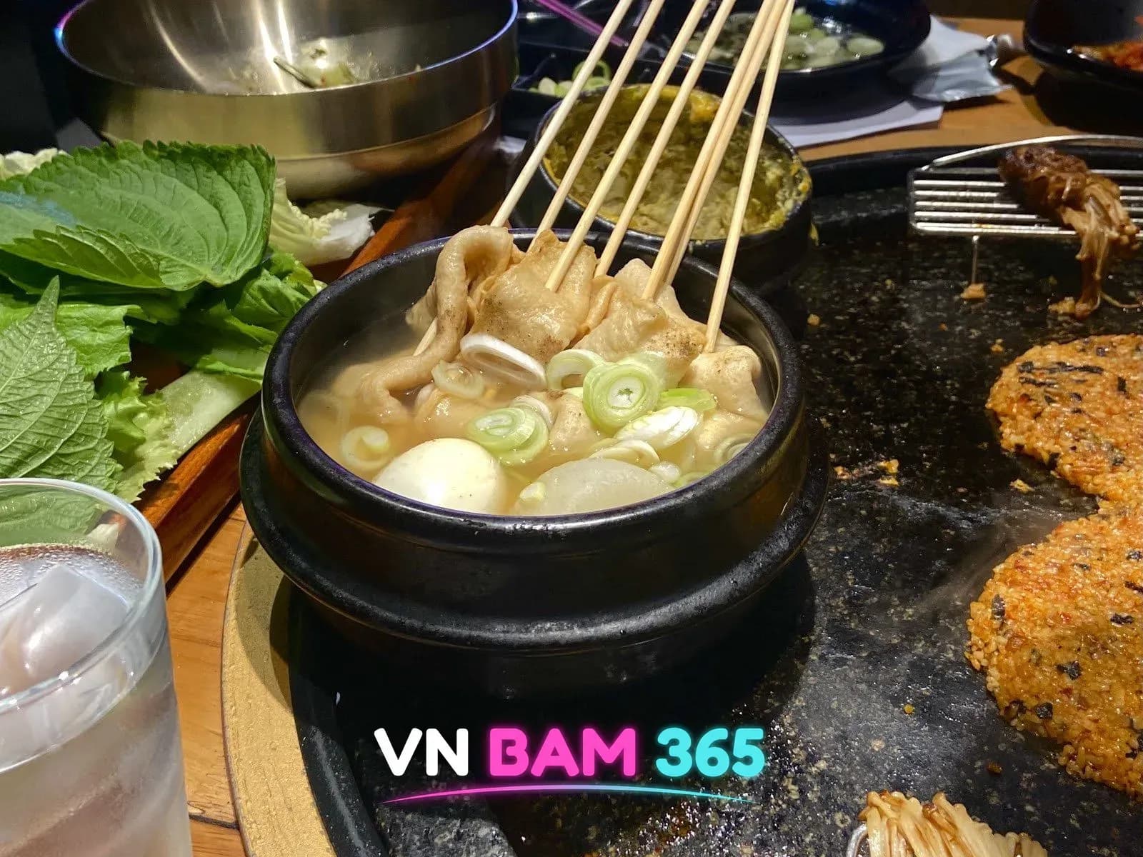 다낭 베테랑 레스토랑 꼬치 어묵탕 뚝배기와 돌판 위 볶음밥, 깻잎 쌈채소