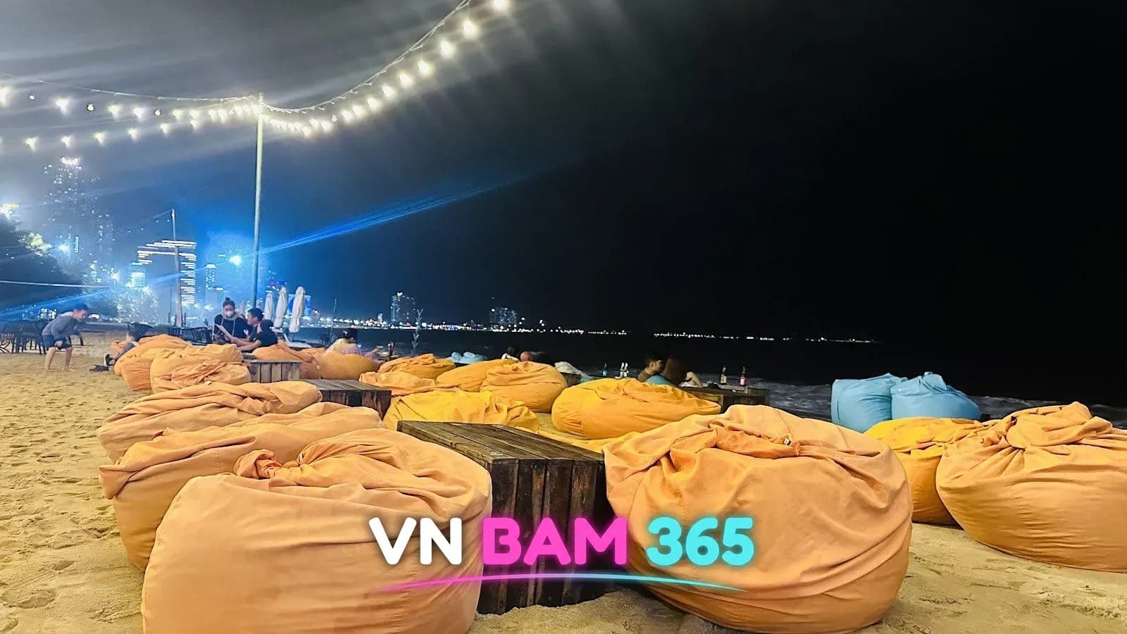 나트랑 Z비치 야간 백사장 오렌지 빈백 좌석과 전구 조명, 나트랑 해변 호텔 야경