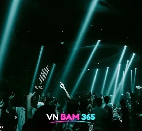 나트랑 알파 클럽 청록색 빔 조명 쇼와 DJ 로고 스크린, 손을 든 관객 뒷모습