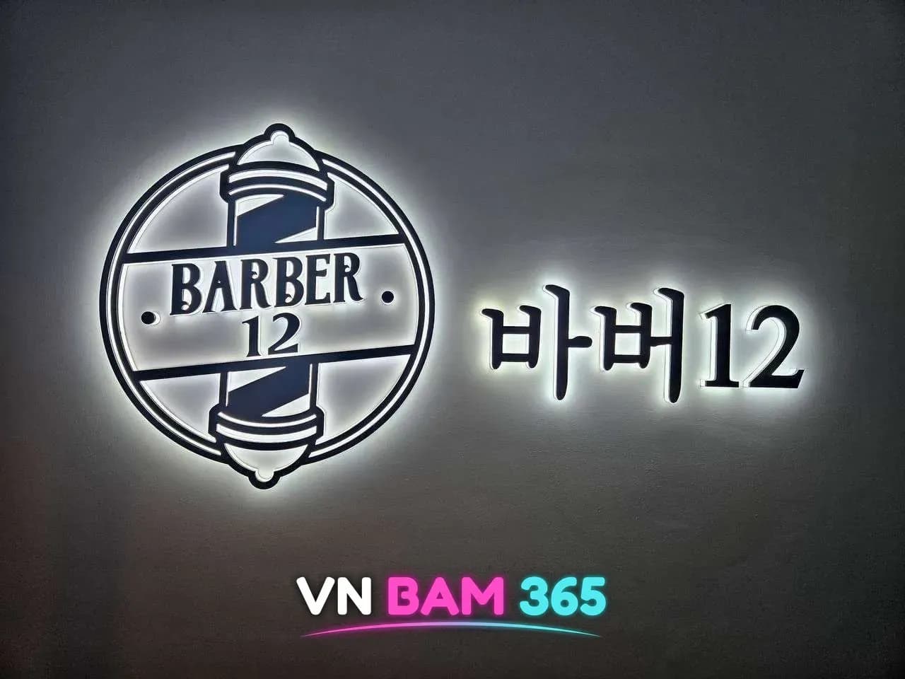 하노이 이발관 바버12 벽면 조명 로고, 이발소 사인폴 문양과 한글 「바버12」 글자