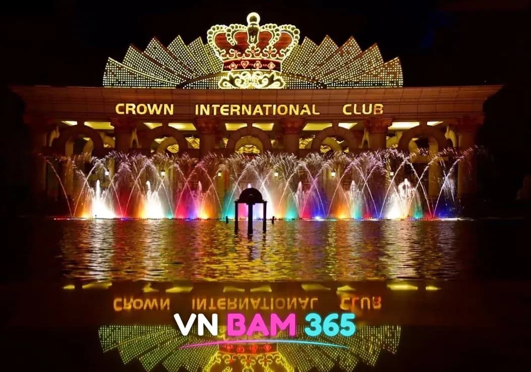 다낭 크라운 카지노 정문 앞 야간 분수 쇼, 색색 조명 분수 뒤로 CROWN INTERNATIONAL CLUB 간판