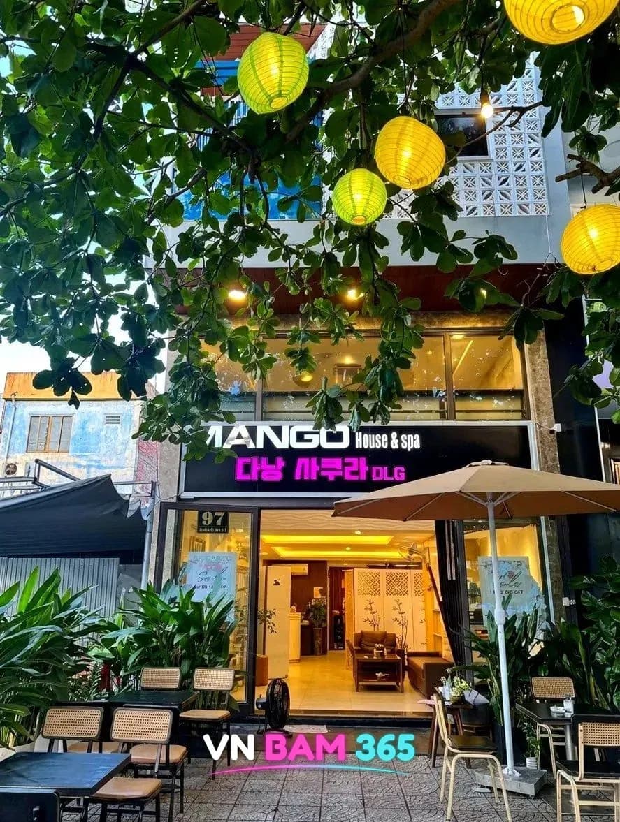 다낭 DLG 사쿠라 외관, MANGO House & spa와 다낭 사쿠라 DLG 간판, 등불 달린 입구 테라스