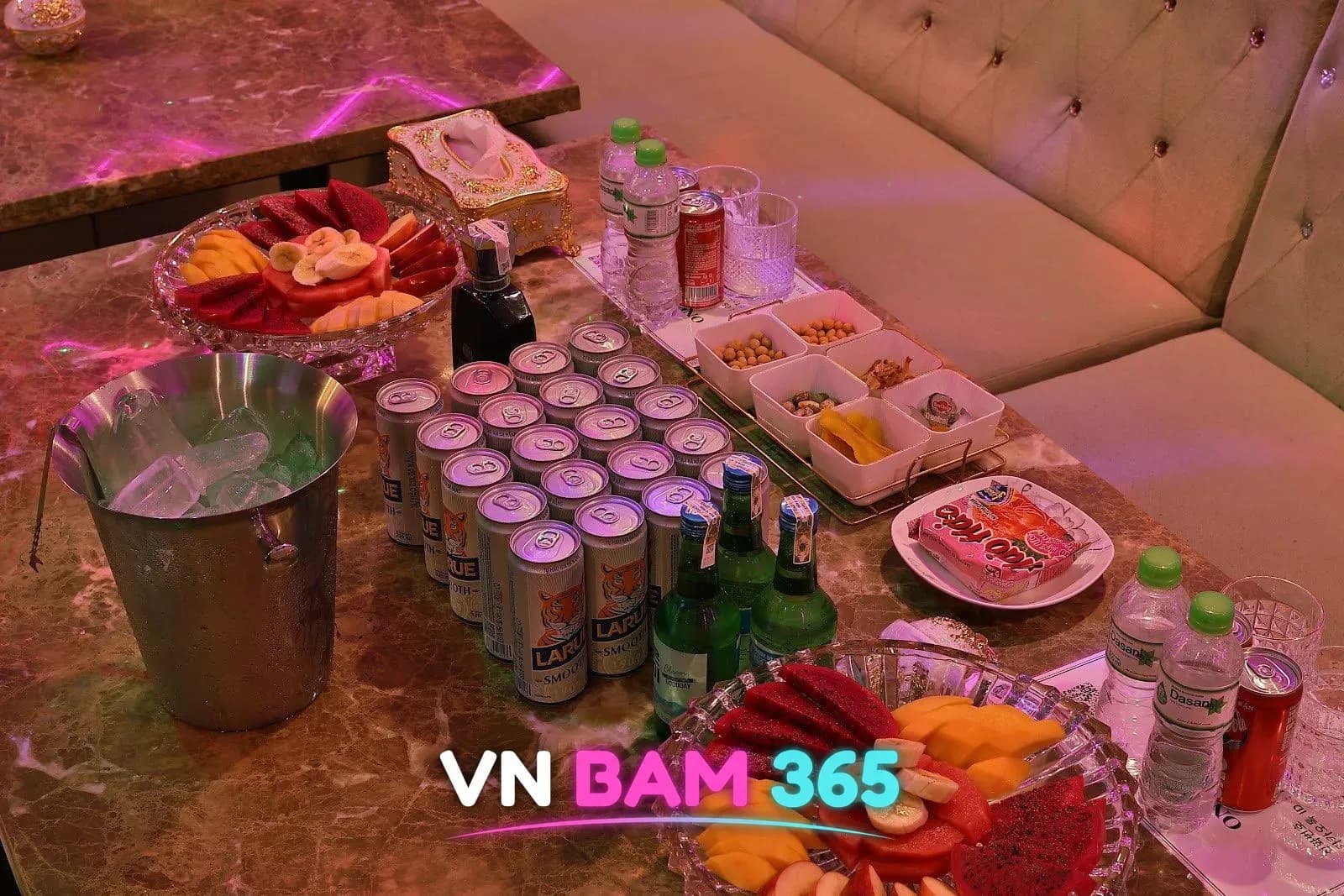 다낭 원오페라 가라오케 테이블, 과일 접시와 캔맥주 묶음, 견과류 그릇, 아이스버킷과 소주
