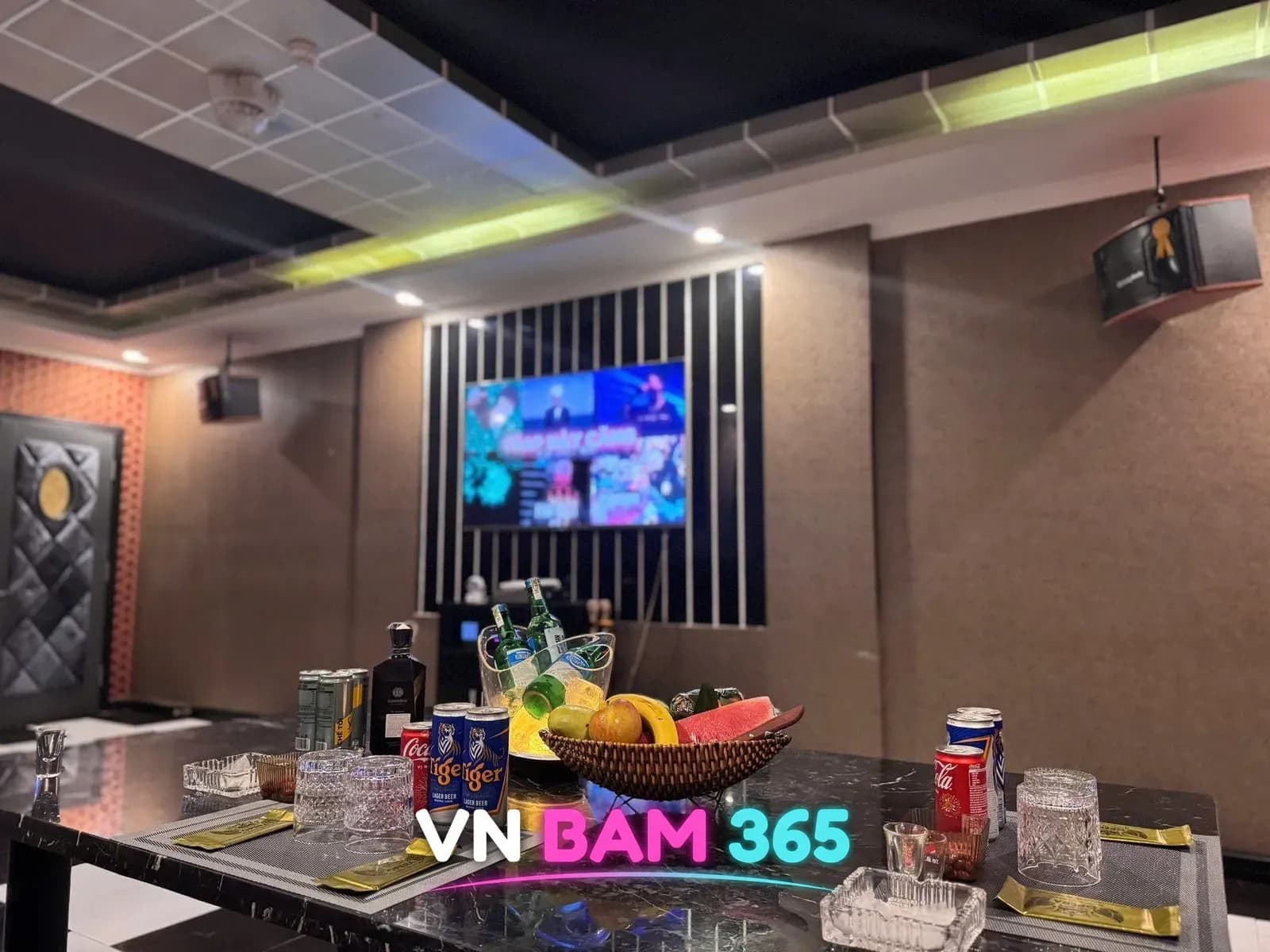 다낭 원오페라 가라오케 룸 전경, 스피커와 노래방 화면, 테이블 위 과일과 양주