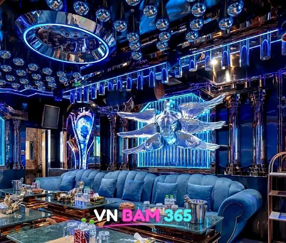 다낭 더나인 가라오케 VIP 룸, 날개 달린 조각상 벽장식과 파란 벨벳 소파, 미러 구슬 천장