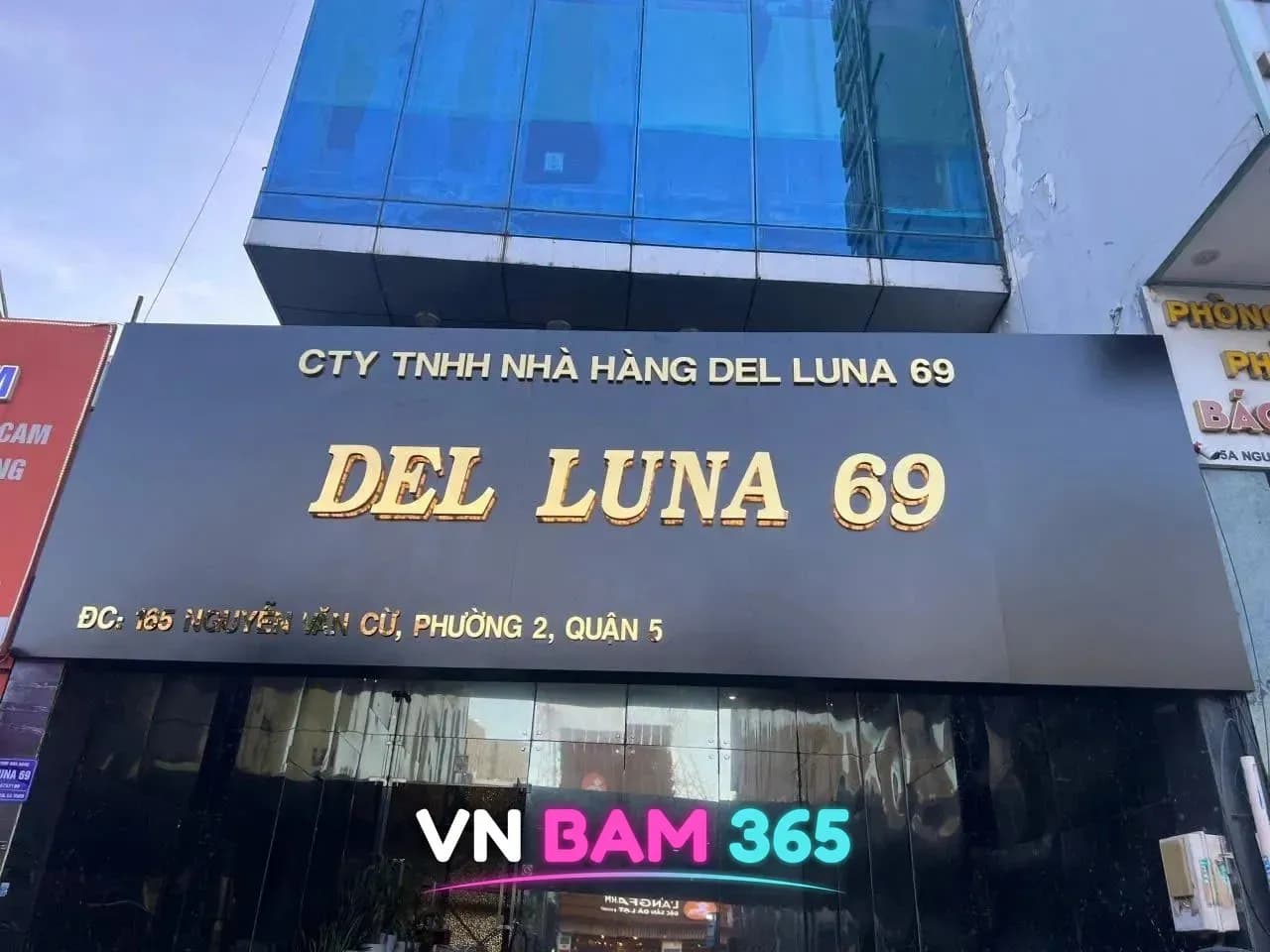 호치민 5군 165 Nguyễn Văn Cừ 델루나 69 외관, 금색 DEL LUNA 69 간판과 유리 건물